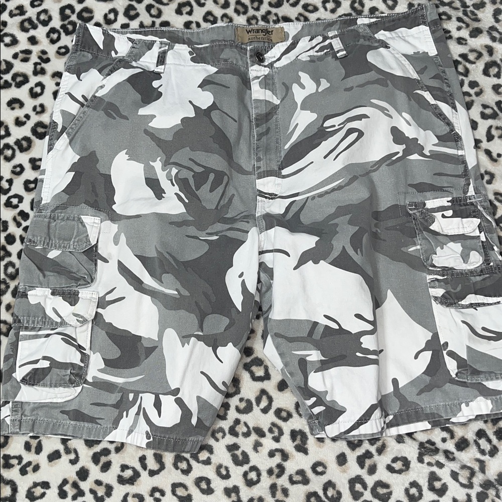 Wrangler Gray and White Cargo Shorts